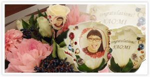 渡辺直美さんの顔写真の花びらプリントとメッセージ入りの白いバラ