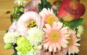 読者モデルの鈴木詩織さんのブログで紹介されたPatisserie Flowerの花びらメッセージ入りフラワー