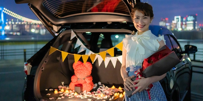 ガーランドやテディベア、花びらで車のトランクルームを飾りつけた車プロポーズ演出プランのイメージ